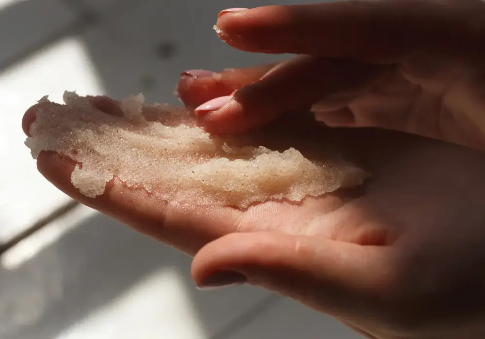 Peeling przed czy po goleniu - poznaj kolejność i uniknij podrażnień skóry