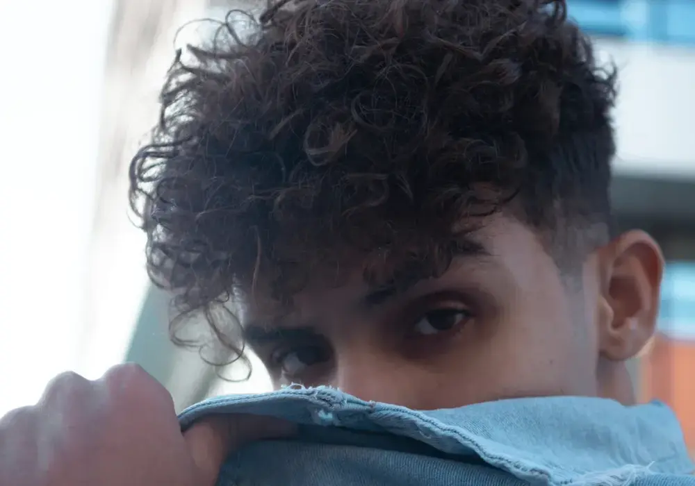 Jak zrobić kręcone włosy męskie w domu: 4 sprawdzone metody i porady
