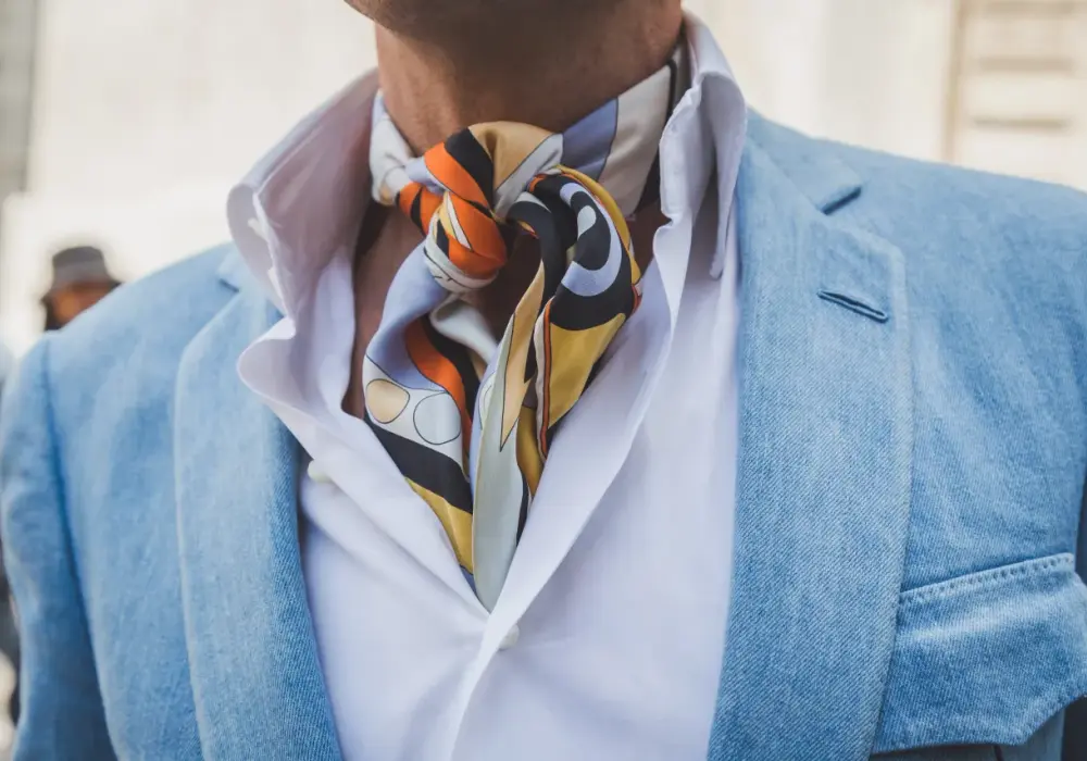 Jak prawidłowo nosić fular męski: 5 zasad eleganckiego wiązania