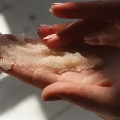 Peeling przed czy po goleniu - poznaj kolejność i uniknij podrażnień skóry