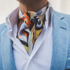 Jak prawidłowo nosić fular męski: 5 zasad eleganckiego wiązania